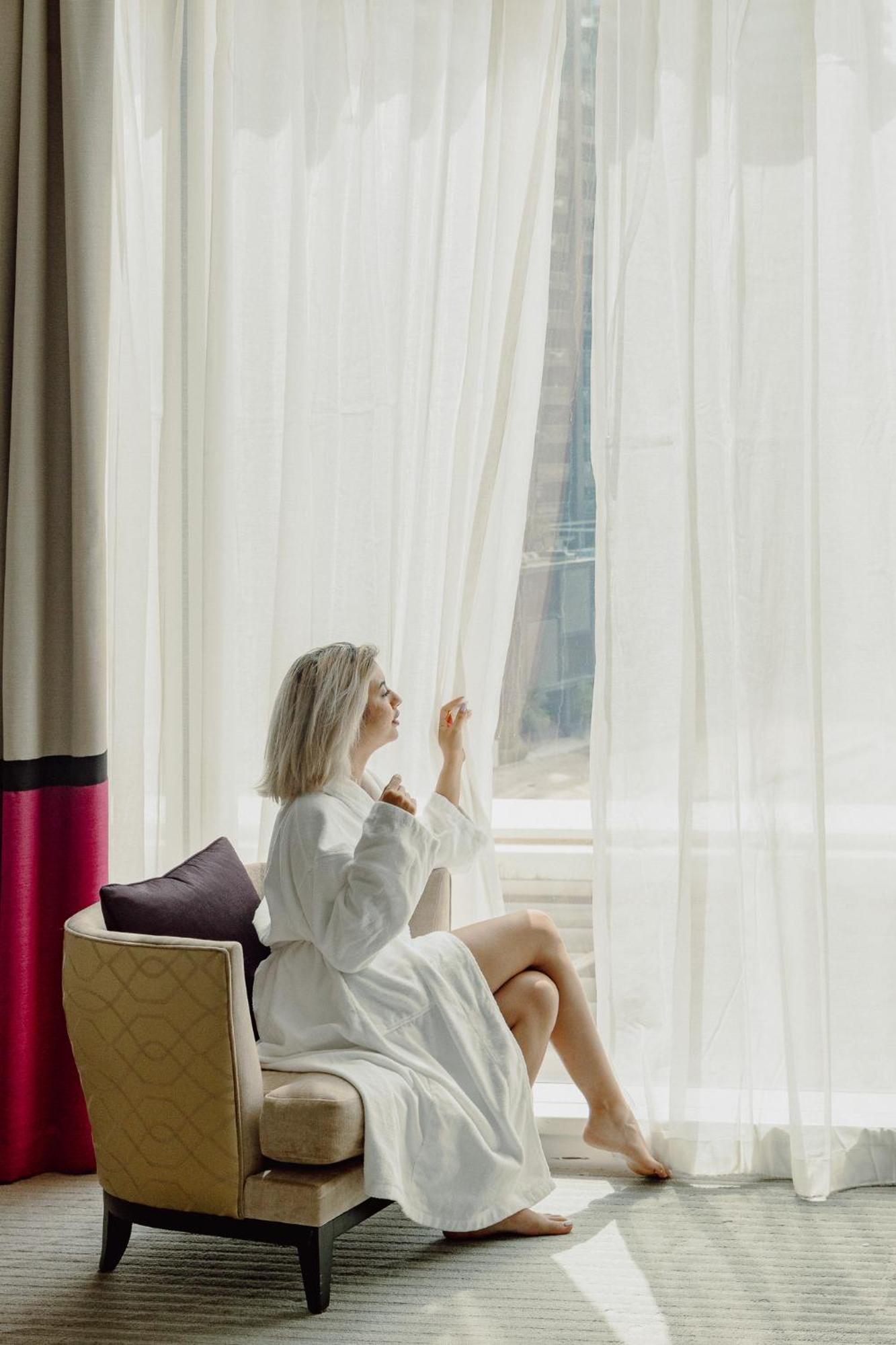 فندق تاج دبي المظهر الخارجي الصورة A woman wearing a bathrobe